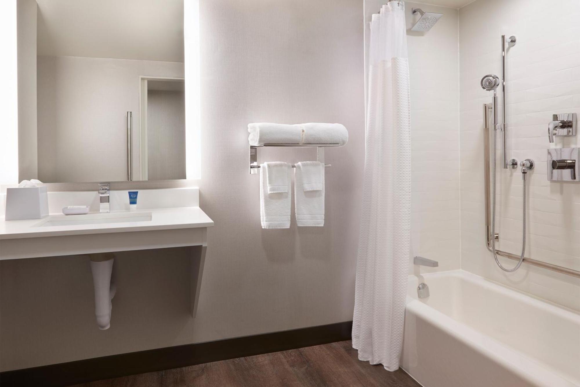 Four Points By Sheraton Windsor Downtown Ngoại thất bức ảnh